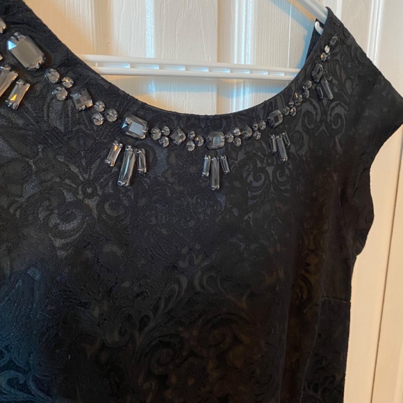 🖤 Brocade patterned mini dress with embellished neck, cap sleeve - EXC condition - Picture 3 of 8